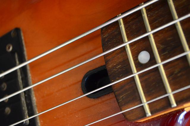Bass guitar string spacing