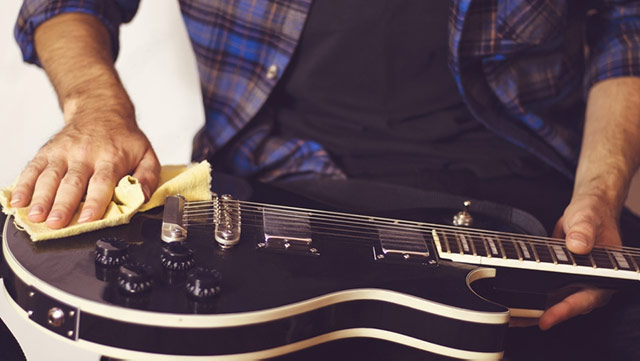 Cleaning the guitar body